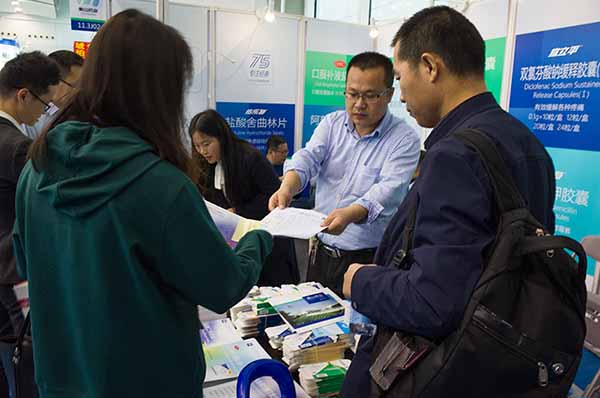 控銷部工作人員向客戶介紹產(chǎn)品 控銷部工作人員向客戶介紹產(chǎn)品