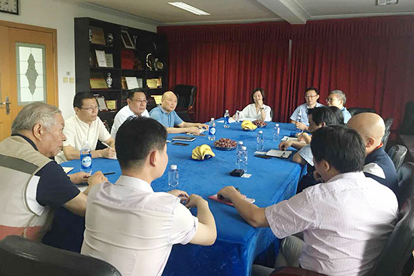 董事長(zhǎng)兼總經(jīng)理董長(zhǎng)軍向市經(jīng)信委節(jié)能處介紹了燃油鍋爐改造過(guò)程